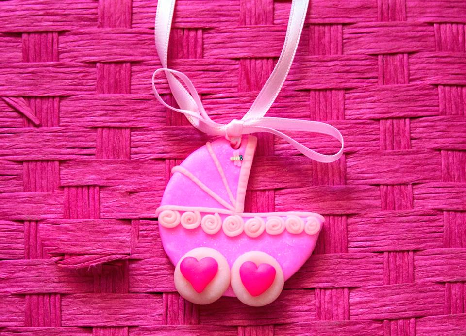 Carrozzina baby - 6 cm x 6 cm. Colori personalizzabili. Completa di nastrino in raso.