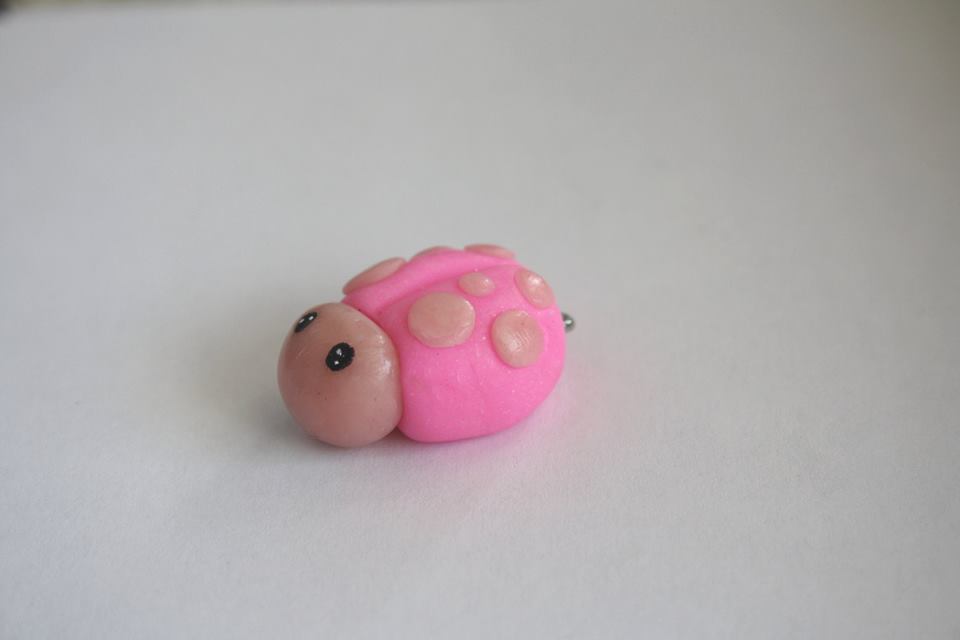 Coccinella con gancetto - 3,5 cm x 2,5 cm. Colori personalizzabili.