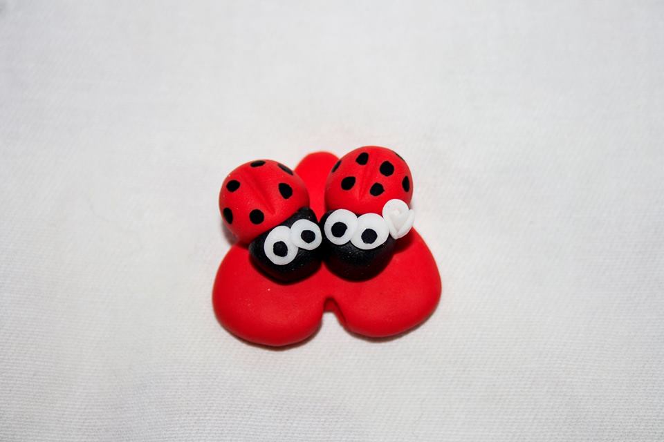 Coppia di coccinelle sul cuore - 4cm x 3,5 cm. Colori personalizzabili.