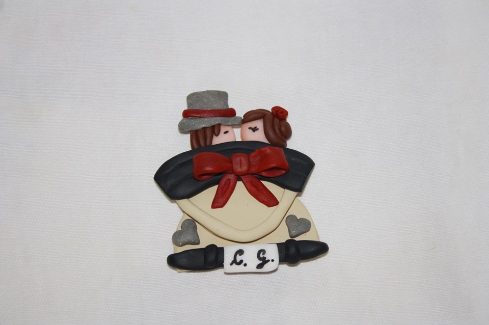 Magnete sposi in auto - 6 cm x 7 cm.Colori personalizzabili e, sulla targa, le iniziali degli sposi!