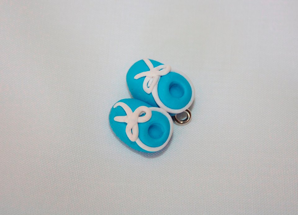 Scarpine neonato con gancetto - 3 cm x 4 cm. Colori personalizzabili.