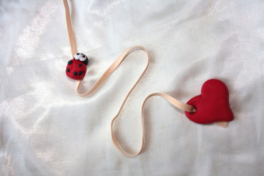Segnalibro coccinella -  30 cm. Fimo e fettuccia in nabuk. Colori e soggetti personalizzabili.