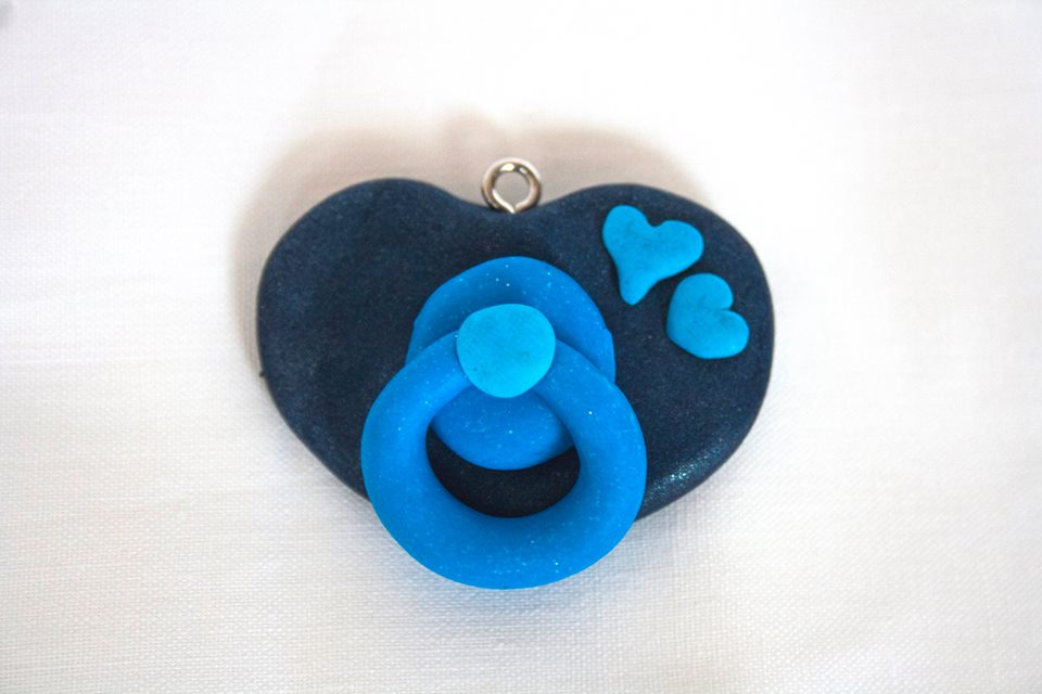  Ciuccio piatto - Misure: 4 cm x 3,5 cm circa. Colori personalizzabili